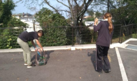 アパートの掃き掃除