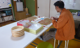 検品・テープ貼り作業1